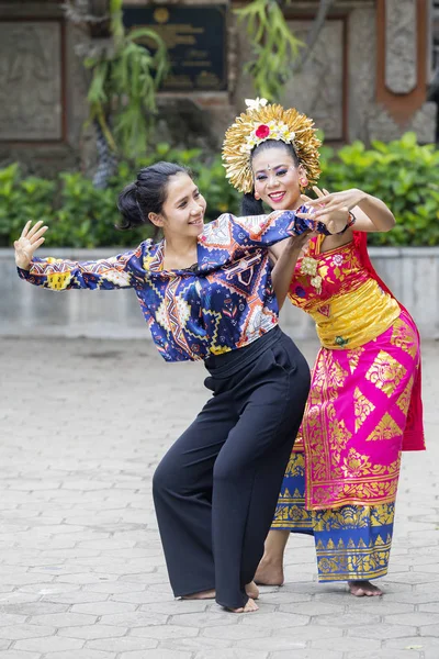 Портрет Балійском Танцівниці Вчить Pendet Танець Турист Розстріляні Відкритому Повітрі — стокове фото