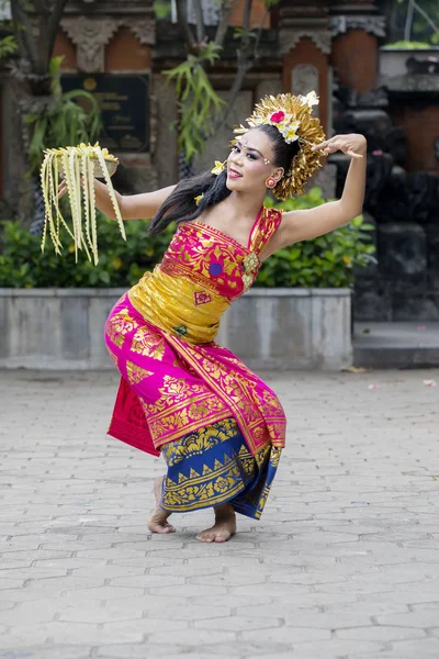 Imagem Dançarina Asiática Realizando Dança Balinesa Tradicional Templo — Fotografia de Stock