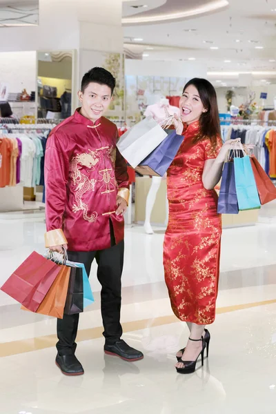 Porträtt Lyckliga Paret Bär Traditionella Kinesiska Kläder Medan Håller Kassar — Stockfoto