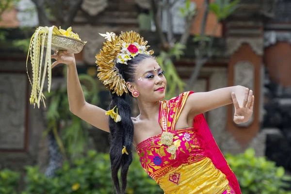 Imagem Jovem Mulher Realizando Dança Balinesa Tradicional Templo — Fotografia de Stock