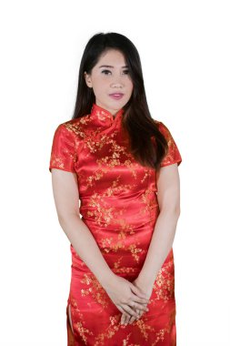 Geleneksel Çince elbise ve beyaz arka plan üzerinde izole stüdyoda ayakta iken güzel kız utangaç görünüyor