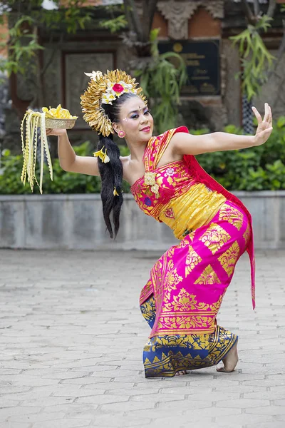 Retrato Uma Bela Dançarina Realizando Dança Balinesa Tradicional Templo — Fotografia de Stock