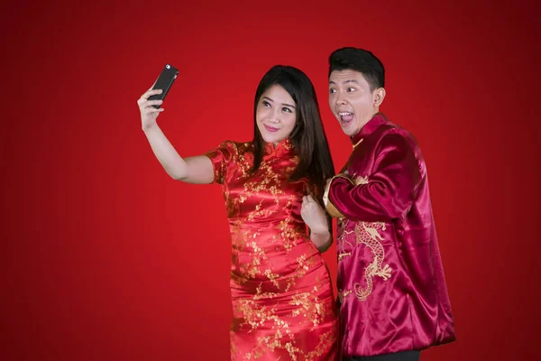 Picture Young Couple Taking Selfie Photo Using Smartphone While Celebrating — Stock Photo, Image