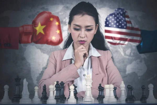 Obchodní Žena Hraje Šachy Čínské Americké Vlajky Pozadí Symbolizující Připraveni — Stock fotografie
