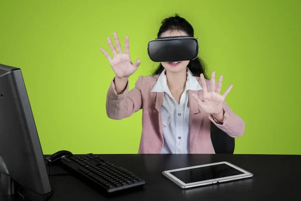 Joven Mujer Negocios Con Gafas Realidad Virtual Mientras Trabaja Con —  Fotos de Stock