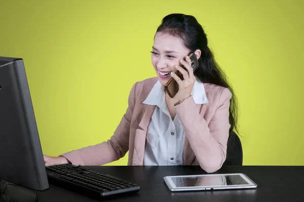 Porträtt Ung Affärskvinna Som Talade Mobiltelefon Medan Arbetar Med Dator — Stockfoto