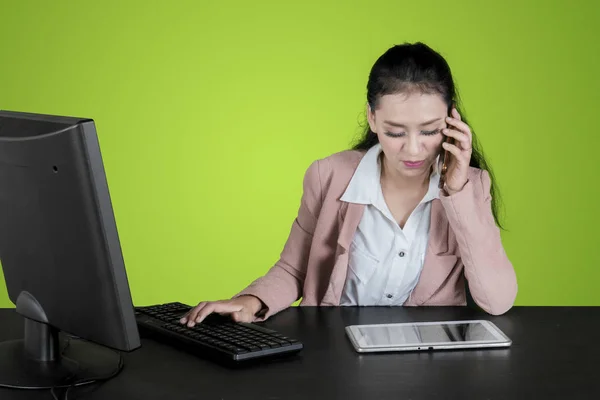 Mulher Negócios Bonita Falando Celular Enquanto Trabalhava Com Tablet Digital — Fotografia de Stock