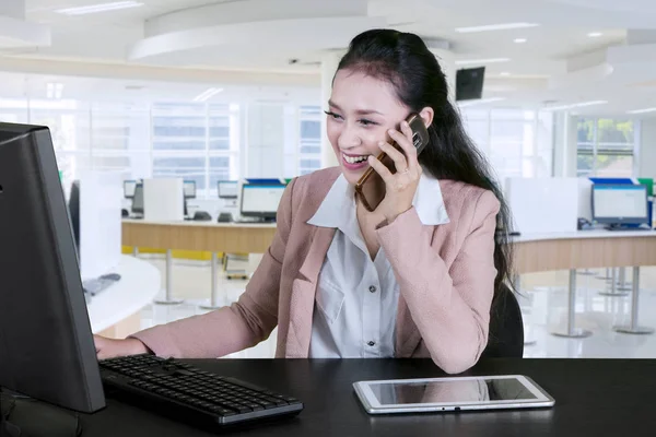 Trabalhadora Muito Feminina Trabalhando Escritório Com Computador Enquanto Fala Telefone — Fotografia de Stock