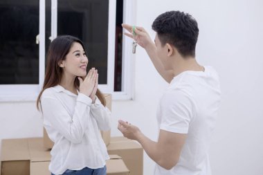 Sürpriz Asyalı kadın kocasından yeni bir ev anahtarı alma resim