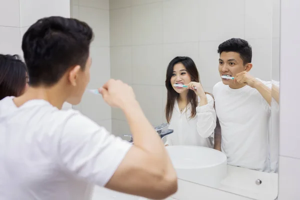 Imagem Casal Asiático Escovando Dentes Banheiro Enquanto Olha Para Espelho — Fotografia de Stock