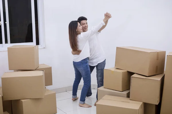 Imagem Casal Asiático Comemorando Mudança Para Sua Nova Casa Dançando — Fotografia de Stock