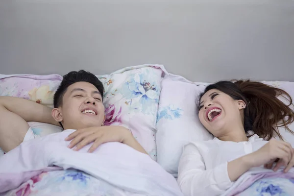 Малюнок Молоді Азіатські Пару Лежить Ліжку Сміючись Разом Спальні — стокове фото