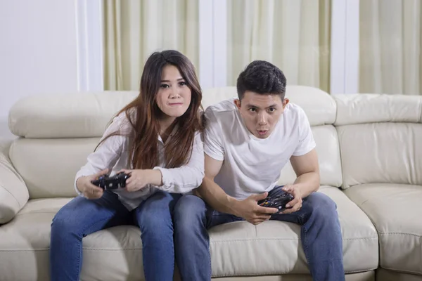 Bild Eines Asiatischen Paares Das Videospiele Spielt Während Auf Dem — Stockfoto
