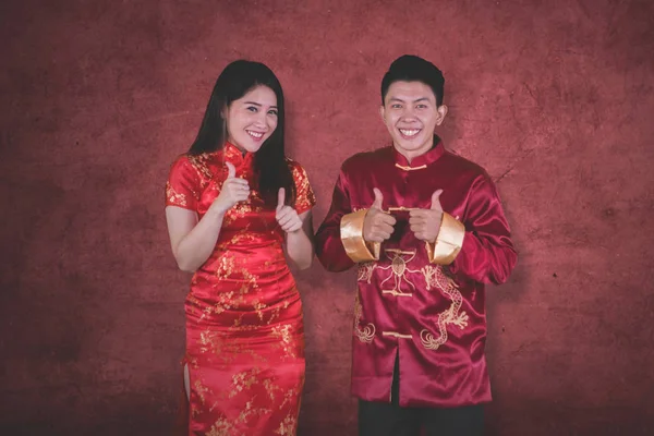 亚洲夫妇在演播室竖起大拇指时身穿旗袍的照片 — 图库照片