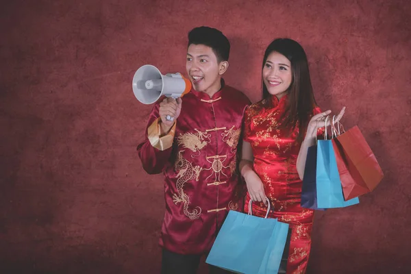 Chinesisches Neujahrskonzept Asiatisches Paar Spricht Mit Megafon Während Studio Einkaufstüten — Stockfoto