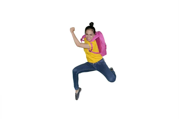 スタジオで高速実行中にバックパックを運ぶアジアの女子学生の画像 — ストック写真