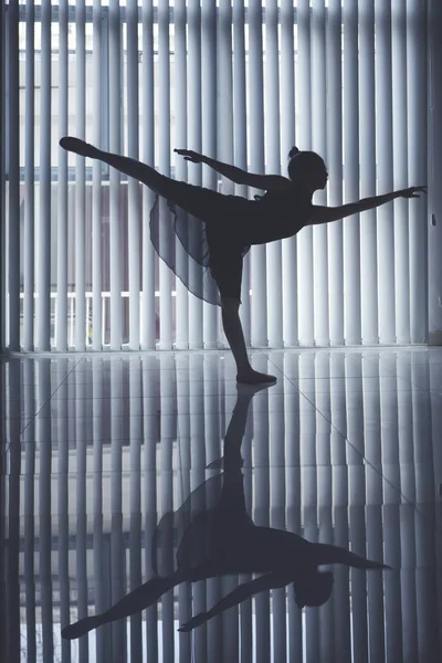 Kadın Balerin Dans Etmek Pencere Yakınındaki Gerçekleştirme Silüeti — Stok fotoğraf