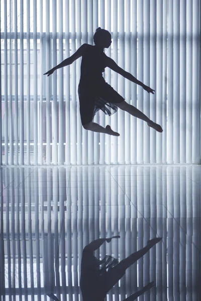 Silhueta Bela Bailarina Pulando Dançando Perto Janela — Fotografia de Stock