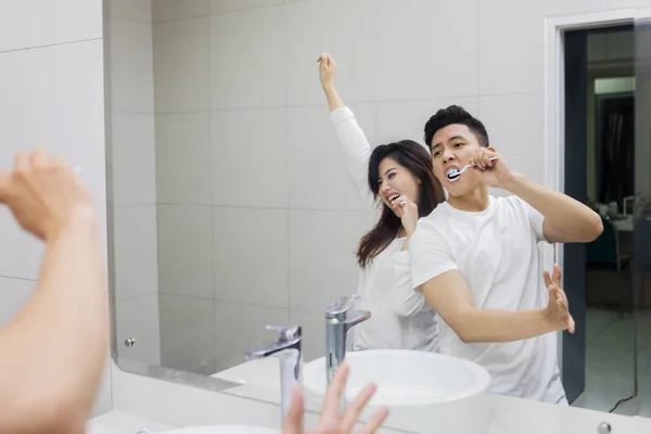 Изображение Веселой Азиатской Пары Чистящей Зубы Ванной Танцующей Перед Зеркалом — стоковое фото