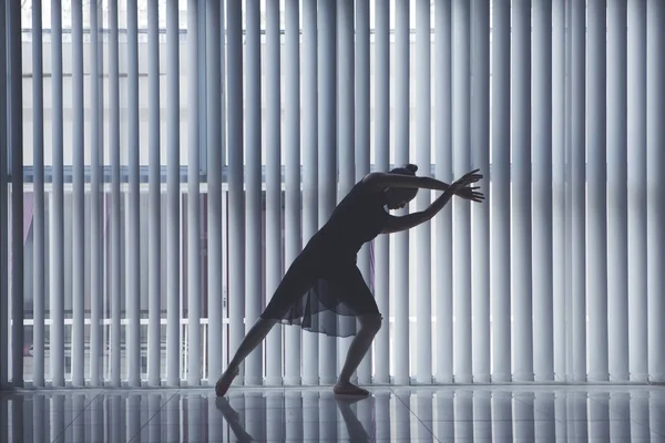 Silhueta Bailarina Dançando Perto Janela Com Movimento Gracioso — Fotografia de Stock