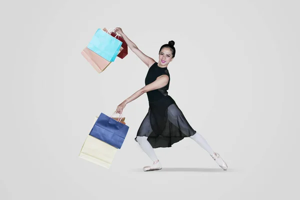 Bild Kvinnliga Balettdansös Holding Shoppingkassar Stående Studion — Stockfoto