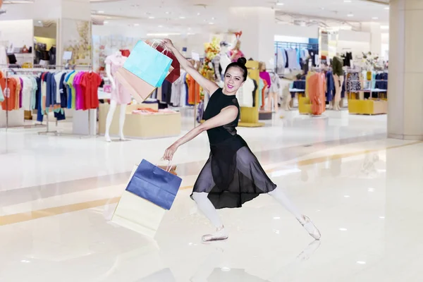 Imagem Dançarina Ballet Feminina Segurando Sacos Compras Enquanto Estava Shopping — Fotografia de Stock