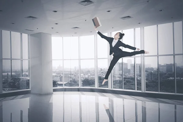 Imagen Una Empresaria Leyendo Libro Saltando Cerca Ventana Disparo Oficina —  Fotos de Stock