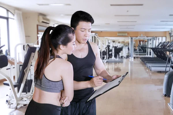 Portrait Fitness Instructor His Client Looking Clipboard Workout Gym Center — Stock Photo, Image
