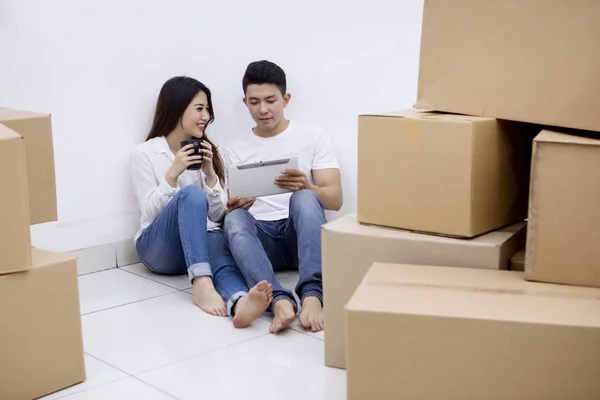 Imagen Una Feliz Pareja Joven Descansando Durante Mudanza Nueva Casa — Foto de Stock