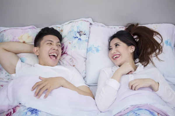 Blick Von Oben Auf Ein Romantisches Paar Das Zusammen Lacht — Stockfoto