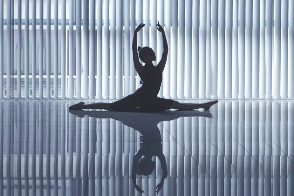 Silhouet Van Jonge Ballerina Dansen Doen Split Oefening Buurt Van — Stockfoto