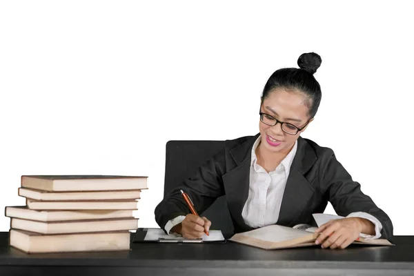 白い背景に分離 ペンを使用してクリップボードに書き込みの若いビジネス女性の画像 — ストック写真