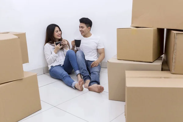 Picture Young Asian Couple Drinking Coffee Pile Cardboard Boxes While — Stock Photo, Image