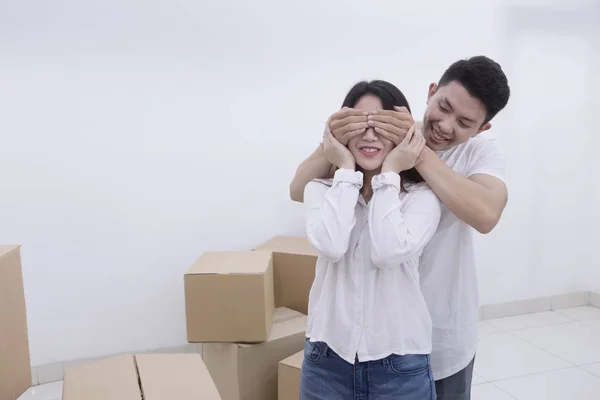 Retrato Joven Dando Regalo Sorpresa Nueva Casa Mientras Cierra Los — Foto de Stock