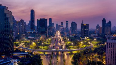 Jakarta, Endonezya - 27 Kasım 2018: Semanggi Otoban kavşağı modern ofis binaları ile şafak anda Jakarta City