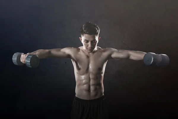 Joven Asiático Hombre Looks Sweaty Mientras Haciendo Ejercicios Con Dos —  Fotos de Stock