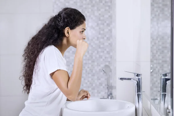 Vista Laterale Della Donna Indiana Lavarsi Denti Mentre Piedi Bagno — Foto Stock