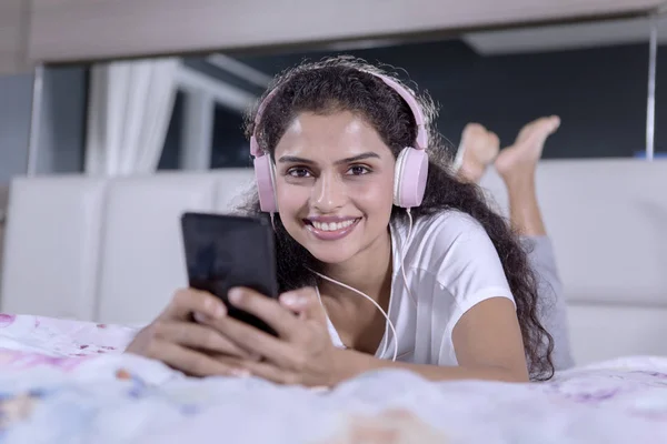 Bilden Indisk Kvinna Höra Musik Headsetet Och Smartphone Samtidigt Som — Stockfoto