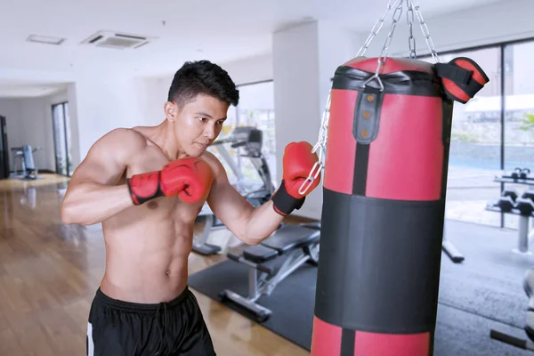 Portrait Boxeur Masculin Faisant Exercice Avec Sac Boxe Dans Centre — Photo