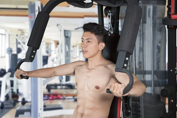 Picture Muscular Man Exercising Fitness Machine Gym Center — Stock Photo, Image