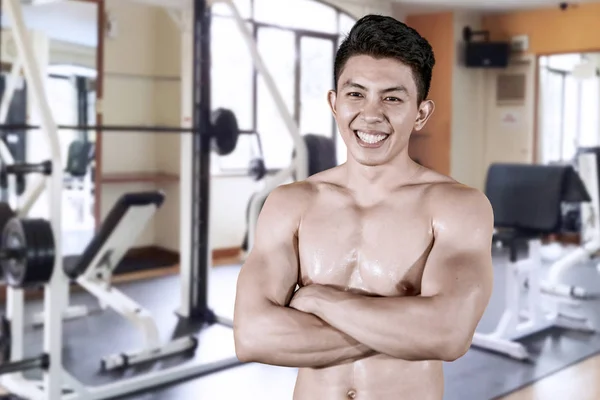 Bilden Ung Muskulös Man Ser Självsäker Stående Stadens Gym — Stockfoto