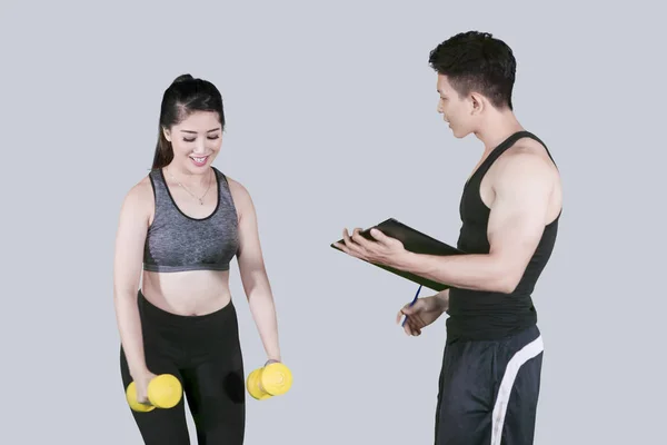 Image Pretty Girl Assisted Her Trainer While Doing Exercise Dumbbells — Stock Photo, Image