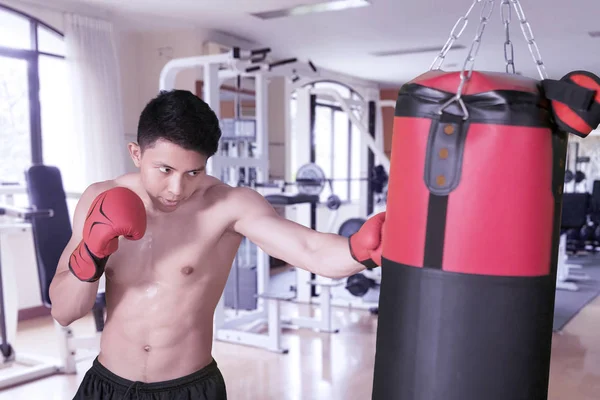 Image Jeune Homme Sportif Frappant Sac Boxe Dans Centre Gym — Photo