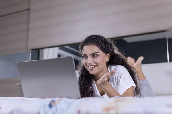 Bild Einer Überraschten Frau Die Einen Laptop Benutzt Während Sie — Stockfoto