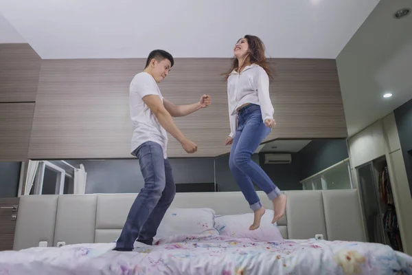 Picture Young Man Looks Happy While Dancing Her Wife Bed — Stock Photo, Image