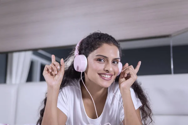 Obrázek Mladé Ženy Těší Hudbu Pomocí Sluchátek Mikrofonem Vleže Posteli — Stock fotografie