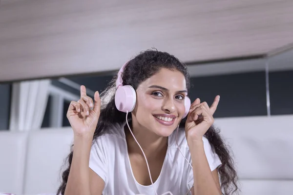 Immagine Una Giovane Donna Che Ama Musica Usando Auricolare Mentre — Foto Stock