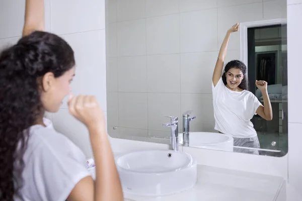 Immagine Giovane Donna Sembra Felice Dopo Essersi Lavata Denti Bagno — Foto Stock