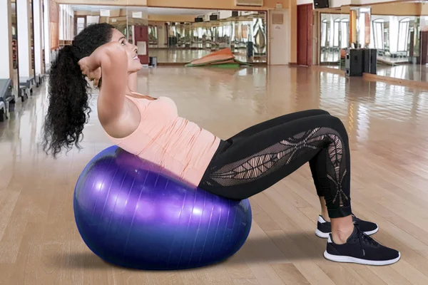 Mutlu Genç Asyalı Kadın Ile Pilates Topu Fitness Merkezinde Egzersiz — Stok fotoğraf