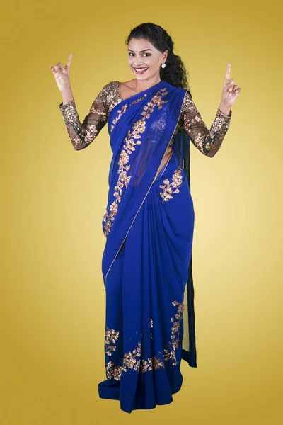 Photo Une Indienne Joyeuse Vêtue Saree Bleu Dansant Studio — Photo